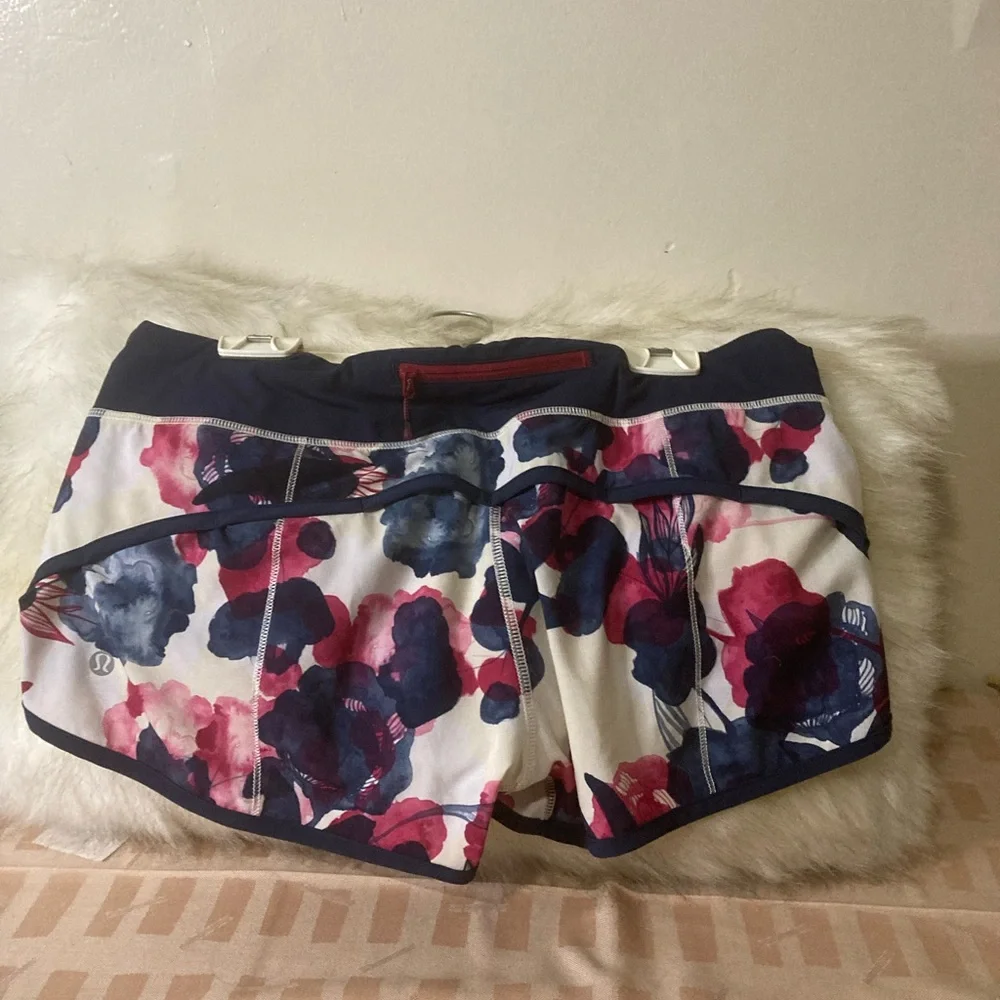 Lululemon Inkwell Floral Ghost Bumble Berry Speed Up Shorts 3” 2014 - Picture 8 of 15